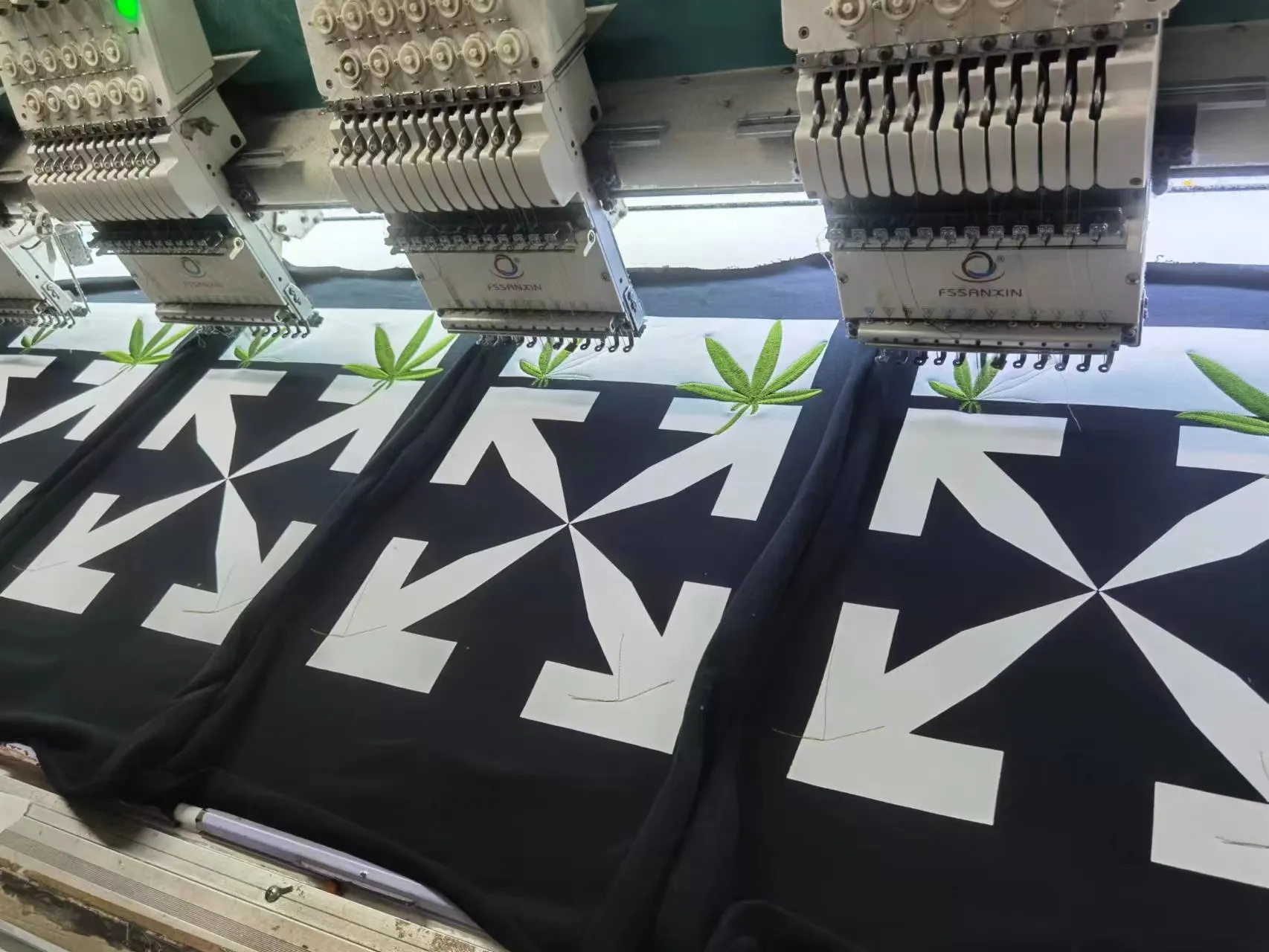 ZP printing, no difference at all. Each stitch follows the ZP pattern. Lucky Leaves——[New Style] 22SS top version OFFWHITE OW Lucky Leaves embroidery printed same style trendy brand pure cotton loose autumn and winter hooded sweatshirt for male and female couples. This year’s environmentally friendly series is indeed a bit interesting, all centered around plants. The combination of lucky leaves and arrows has a slightly fresh and artistic style. The front panel printing uses Tajima embroidery printing and superimposed embroidery technology, with a yellow background, a second layer of blue, and the last layer is purple OFF. The embroidery is raised and has a tactile feel. The arrows on the back are made using imported glue technology and then put on the embroidery machine. The printing is realistic and full. Ye Jing's expression is very obvious. Customized three-label auxiliary materials to perfectly restore ZP.  Color: black and white Size: XS-L P:430